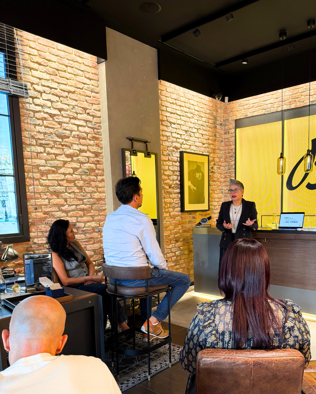 Sonia McRorey facilitando un taller de imagen corporativa